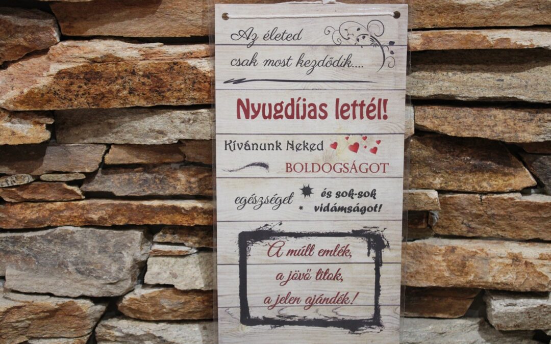Fa tábla-„Nyugdíjas lettél”.