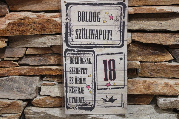 Fa tábla-” Boldog szülinapot 18 „-