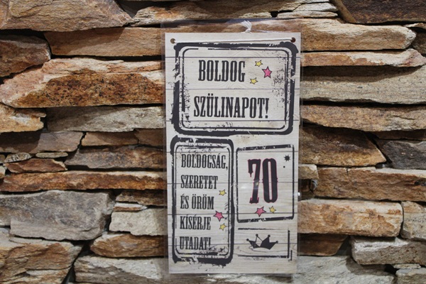 Fa tábla -” Boldog szülinapot 70 „-