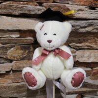 ballagási betűző fehér maci 23 cm bordó szalaggal (ballagás)