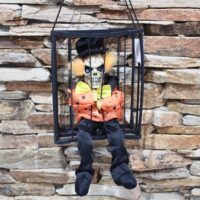 halloween koponya rab bohóc ruhában rácsok mögött 