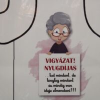 kötény vigyázz nyugdíjas