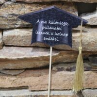 ballagási virágdísz betűző ,fa dekoráció ,talársapka arany bojttal a ma különlege... (ballagás)