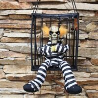 halloween mozgó hangot adó koponya rab rácsok mögött rab csíkos narancs hajú