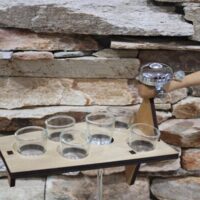 vakolókanál kínáló poharakkal