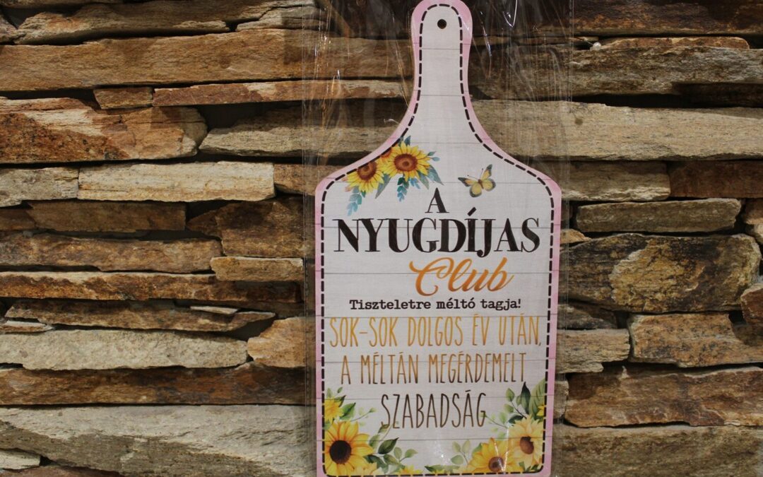 Nyugdíjas fa vágódeszka dekoráció – „Nyugdíjas Club” ajándék