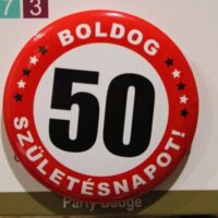 boldog születésnapot 50 kitűző – 50. szülinapi party jelvény (5,5 cm)