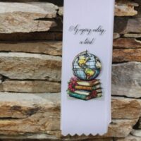 ballagási emlékszalag földgömb, könyv és virág mintával, idézettel