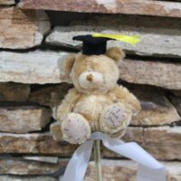 ballagási mini plüss maci betűző – diploma sapkás ajándék (8 cm)