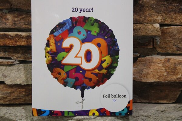 20-as fólia lufi 45 cm – Színes számos héliumos lufi (20.születésnapra)