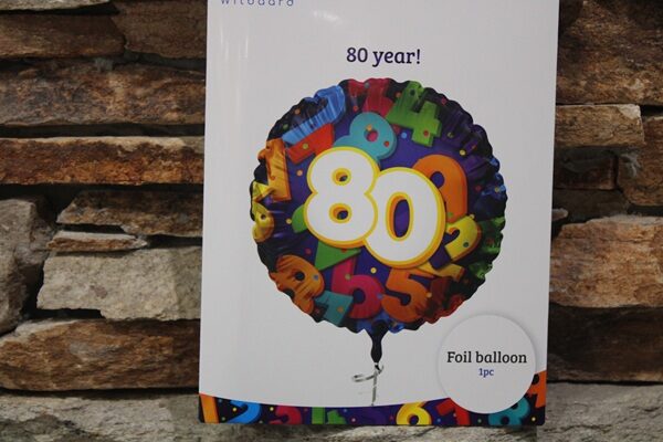 80-as születésnapi fólia lufi 45 cm – Színes számmintás Birthday lufi (80.szülinap)