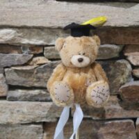 ballagási plüss maci virágbetűző barna 13 cm talársapkával