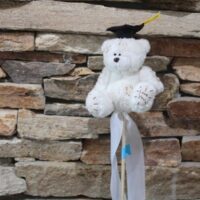 ballagási plüss maci virágbetűző fehér 13 cm talársapkával