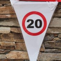 20. születésnapi zászlófüzér – közlekedési tábla mintás, 3 m | partyballon