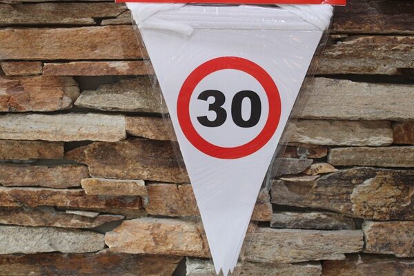 30. születésnapi zászlófüzér – közlekedési tábla mintás, 3 m | partyballon
