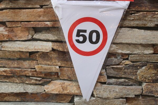 50. születésnapi zászlófüzér – közlekedési tábla mintás, 3 m, 12 db | partyballon