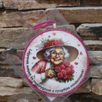 „Nyugdíjas nő rózsákkal” edényalátét – Vicces ajándék | PartyBallon
