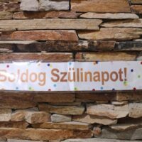 „boldog szülinapot!” vállszalag – fehér alapon színes pöttyökkel | partyballon